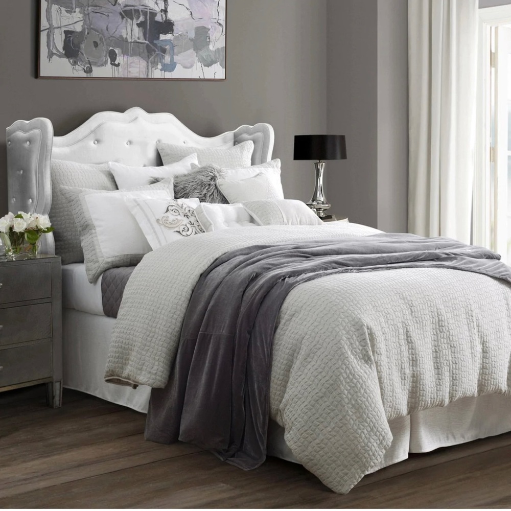 HIEND Accents Super King Wilshire Comforter Set-Never Used